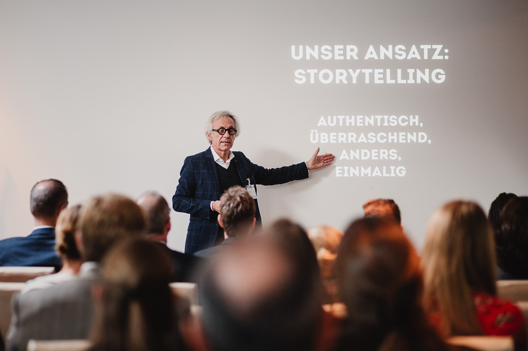 Mann hält Vortrag Storytelling Event Publikum