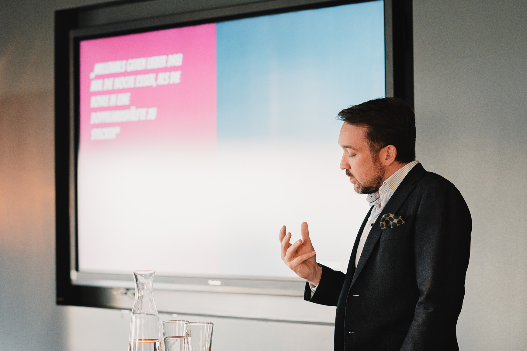 Mann Anzug Bühne Präsentation pinke Folie