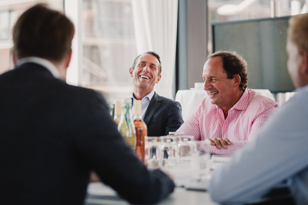 Interviewsituation zwei Männer Tisch Hamburg