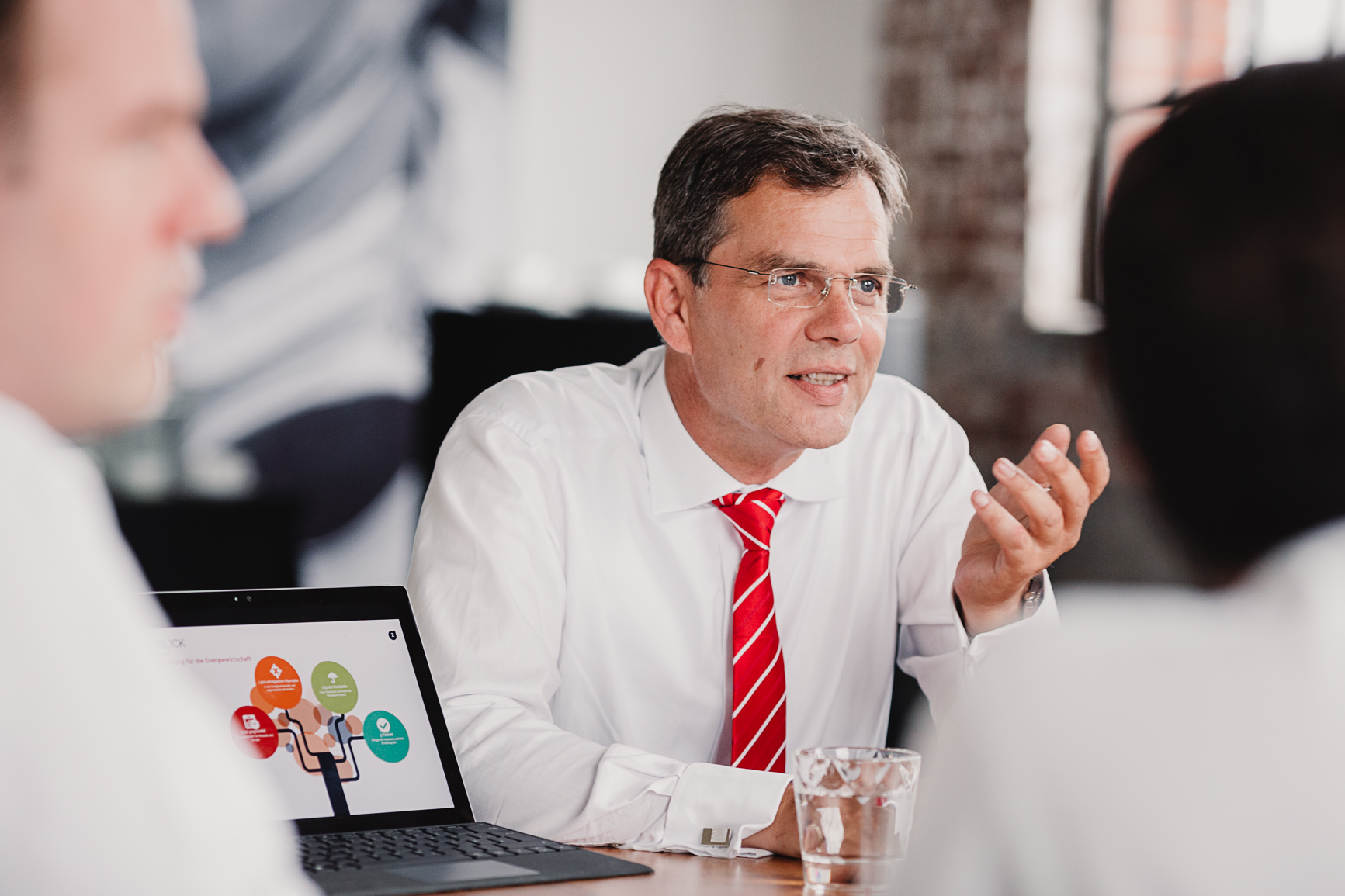 Interview Mann rote Krawatte Gespräch