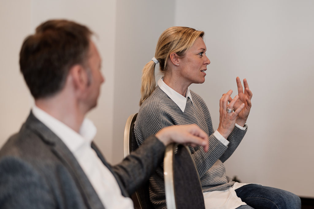 Zwei Personen im Gespräch Interview Hamburg