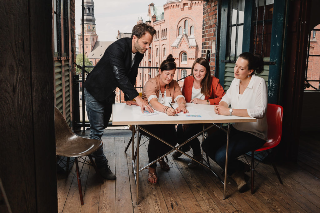 Unternehmensreportage Mitarbeiter Tisch Hamburg Speicherstadt