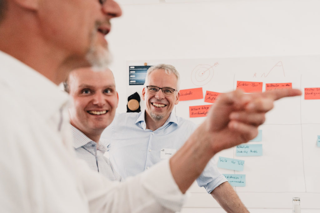 Businessreportage drei Männer lachen Büro Hamburg