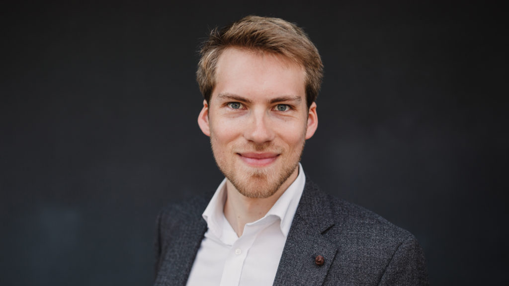 Businessportrait junger Mann helles Haar Hemd