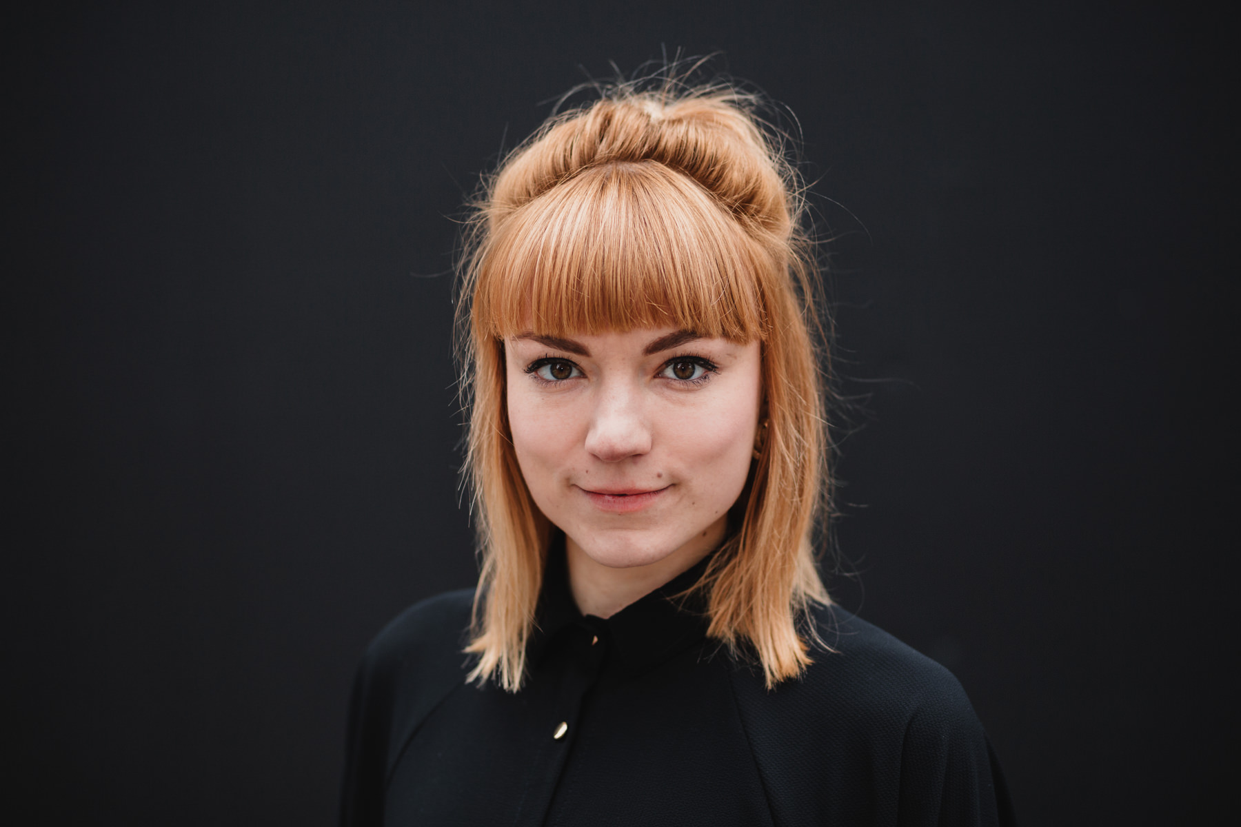 Businessportrait Frau blond Pony schwarzes Top