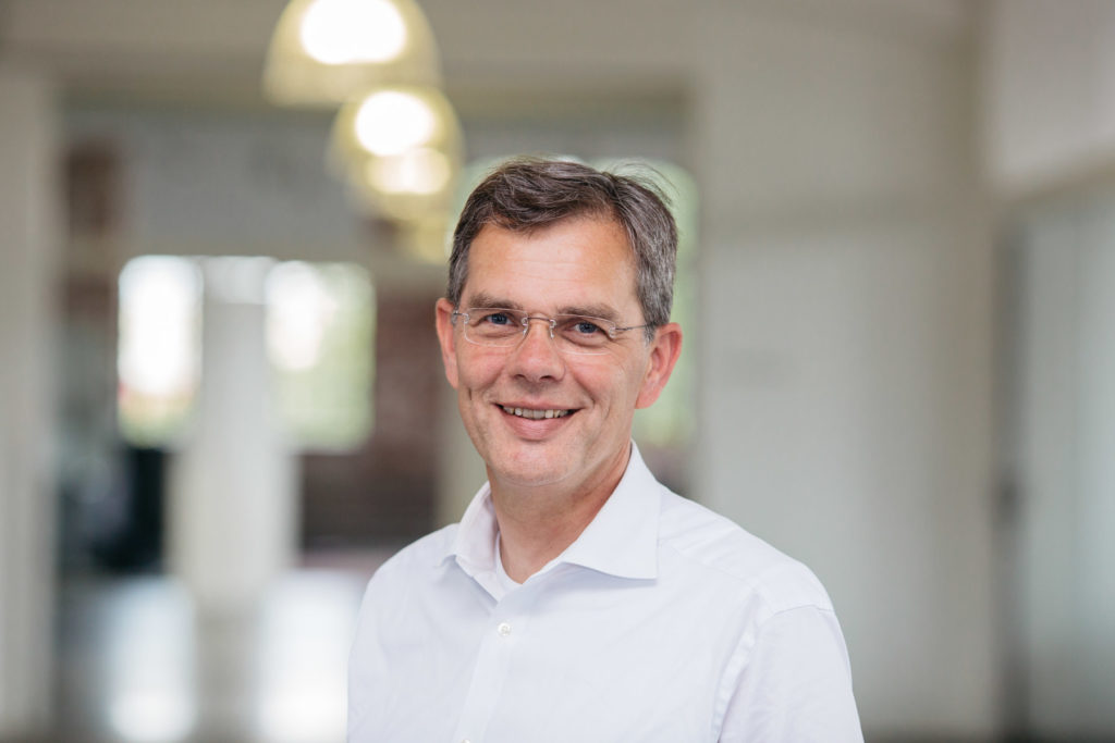 Businessportrait Mann weißes Hemd Büro unscharf Hamburg