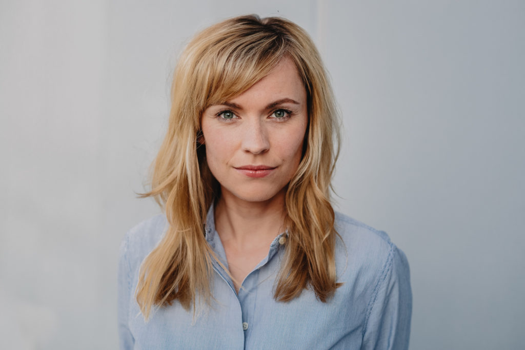Businessportrait Frau blondes Haar helles Top