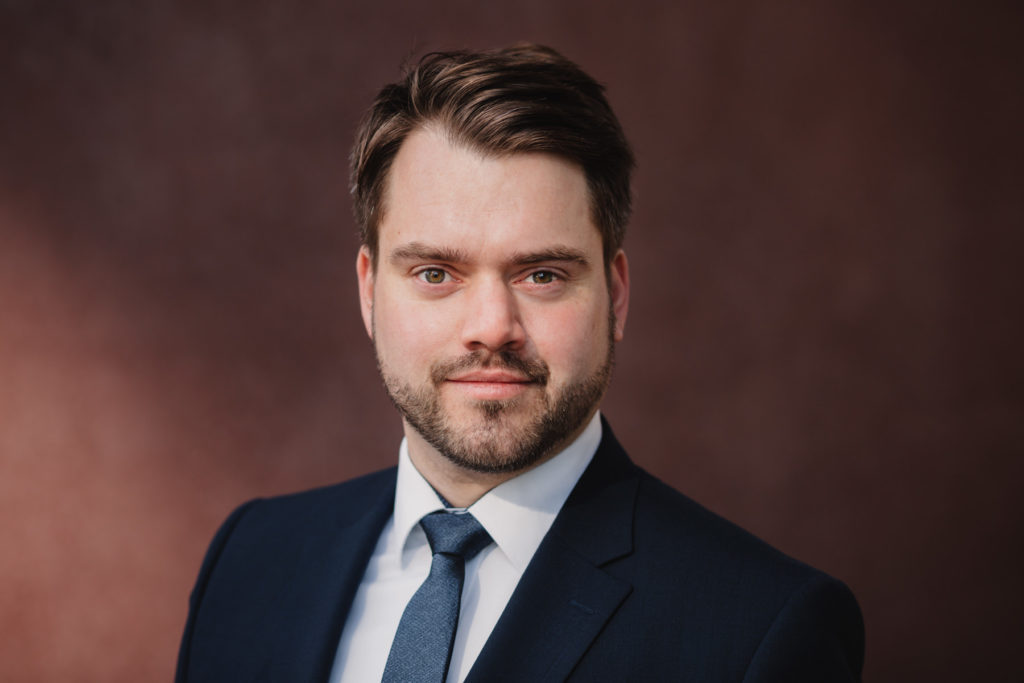 Businessportrait Mann dunkles Haar Anzug Krawatte