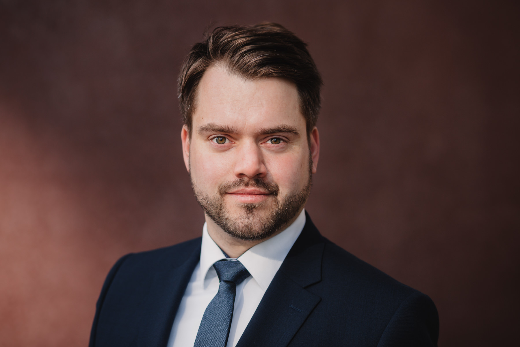 Businessportrait Mann dunkles Haar Anzug Krawatte