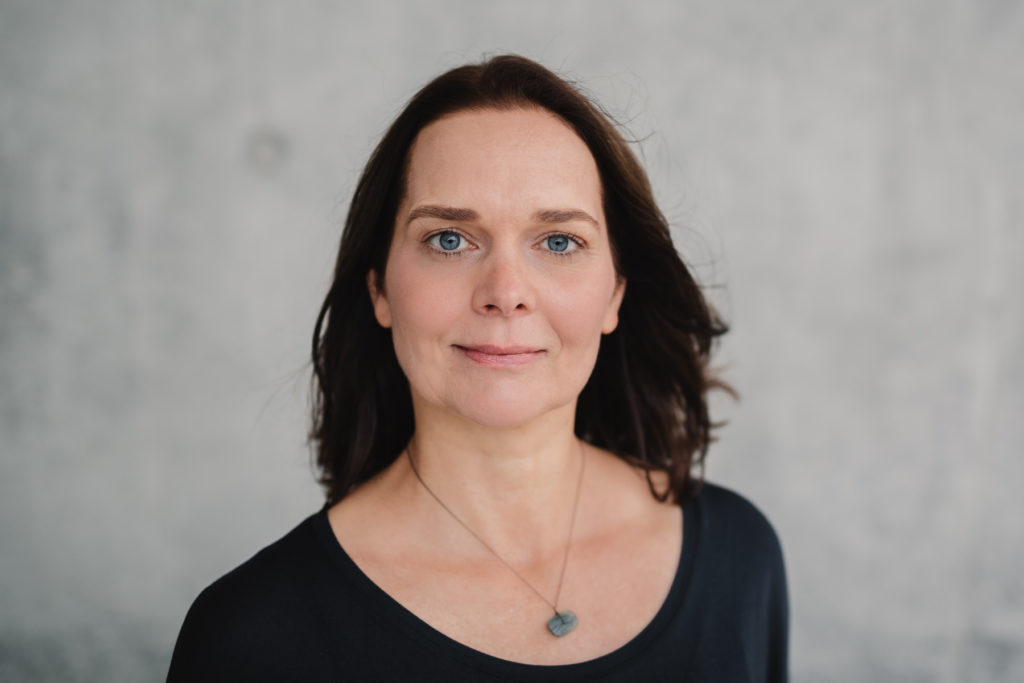 Businessportrait Frau dunkle Haare dunkler Pullover
