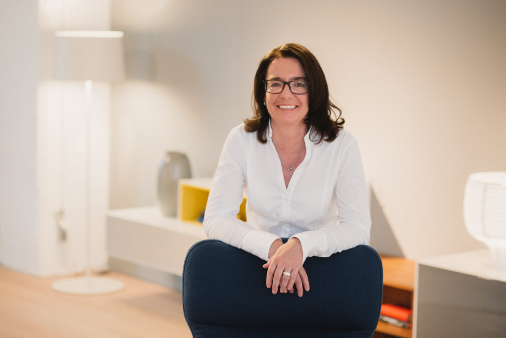 Businessportrait Frau stehend weißes Top Büro
