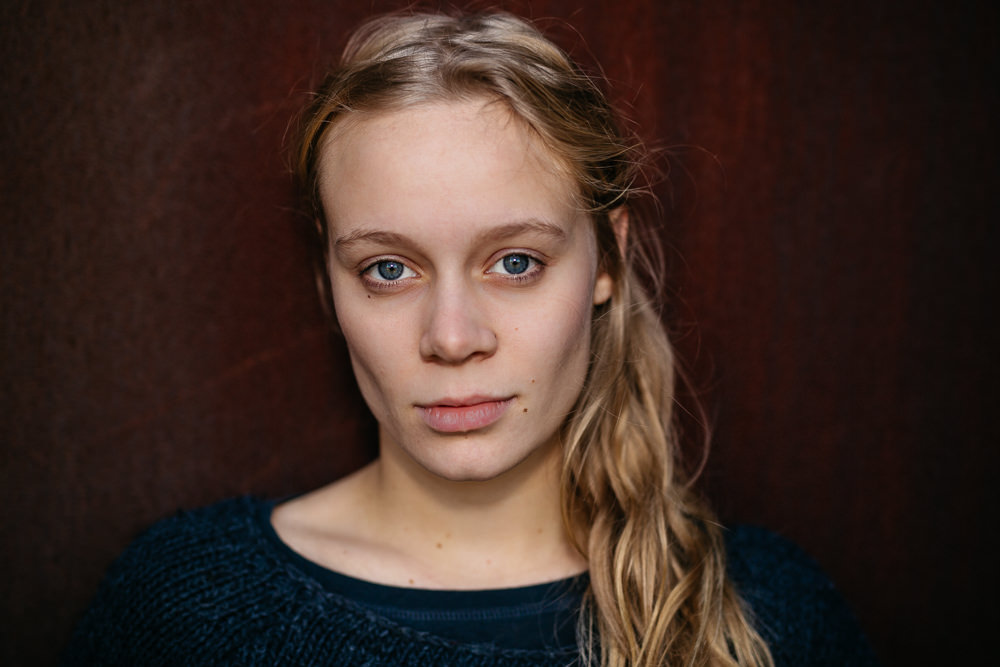 Businessportrait Frau dunkles Haar dunkler Hintergrund