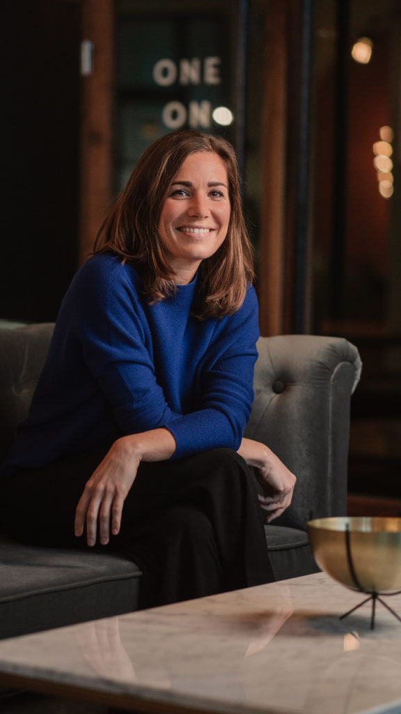 Businessportrait Frau blauer Blazer Büro Hamburg
