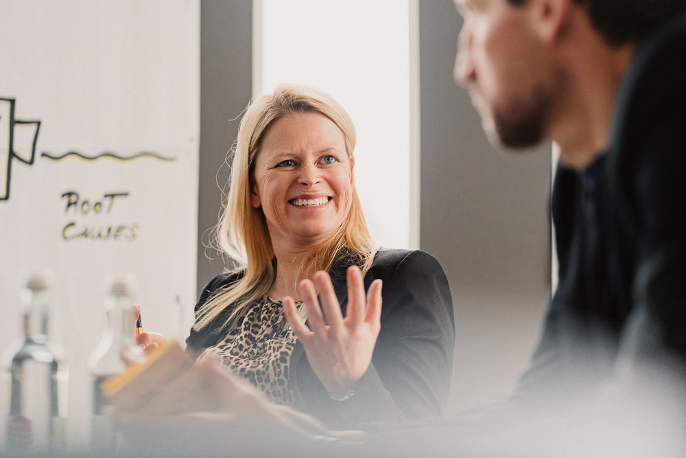 Interviewfoto einer Frau in einer Expertenrunde