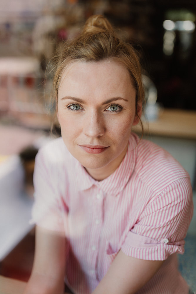 Businessportrait Frau rosa Bluse Büro