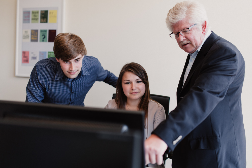 Unternehmensreportage Team Bildschirm Büro