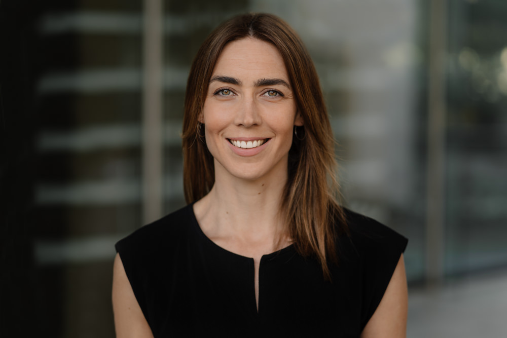 Businessportrait Frau lächelnd dunkles Haar