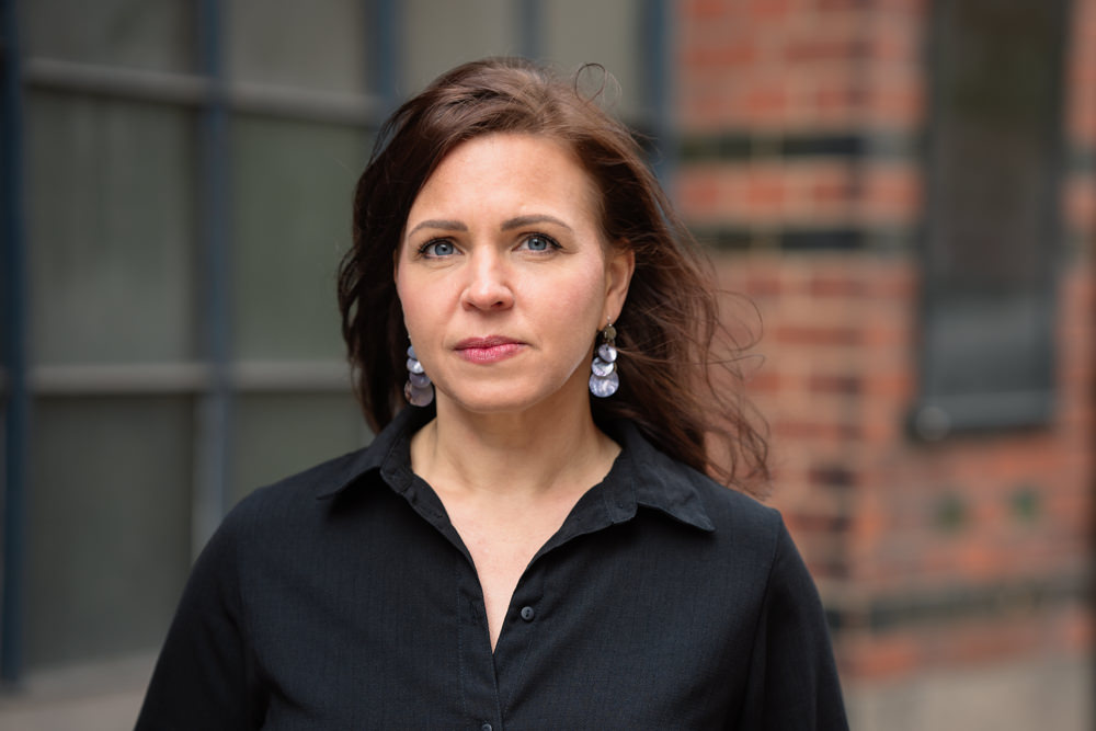 Portrait Jarka Kubsova vor historischem Speichergebäude in der Speicherstadt Hamburg