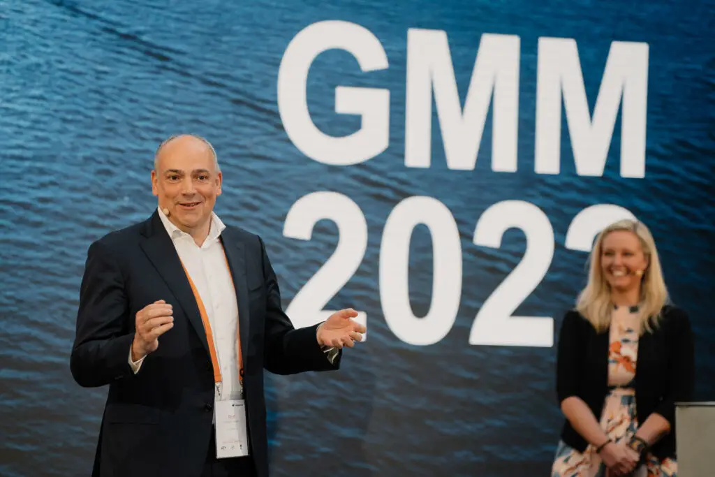 Mann Bühne GMM 2021 Konferenz-Banner Hapag Lloyd