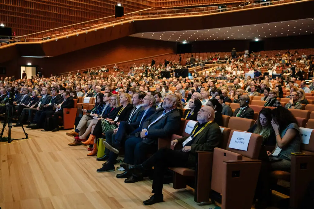 Publikum Konzertsaal Holzverkleidung Veranstaltung