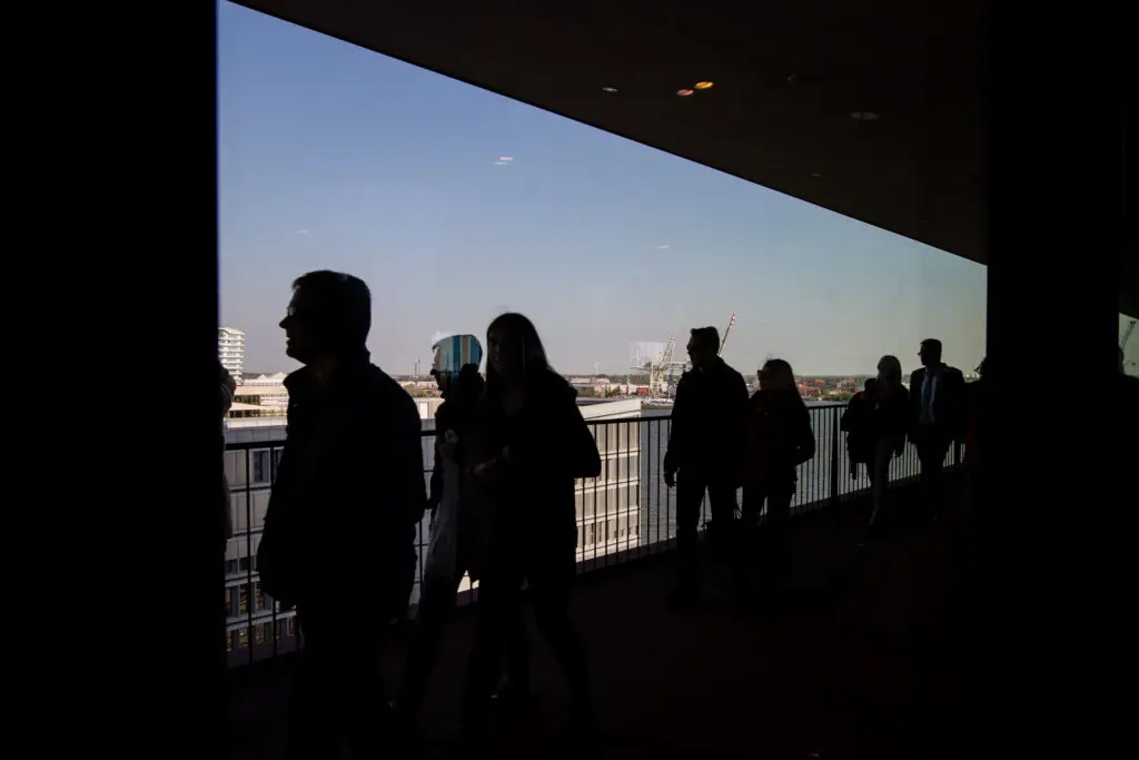 Silhouetten Menschen Abendlicht Elbphilharmonie Hamburg