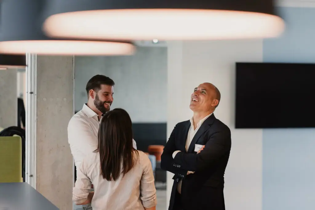 Zwei Personen Gespräch Networking hell