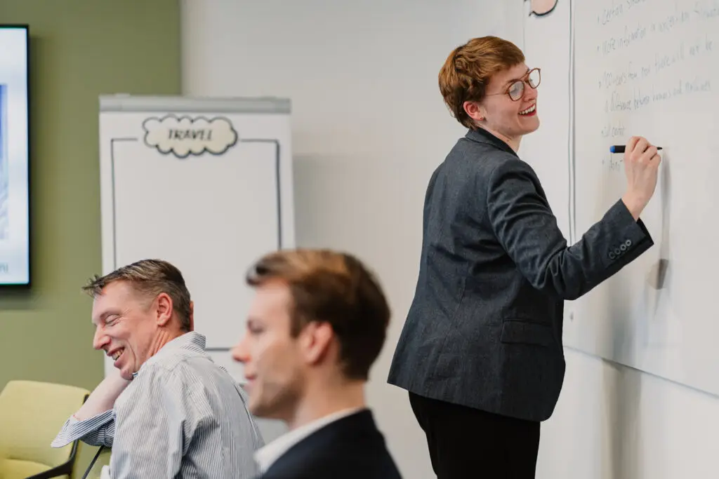 Frau Flipchart Vortrag stehend
