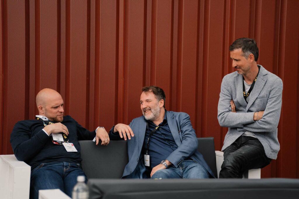 Zwei Männer Gespräch Sitzreihen Event
