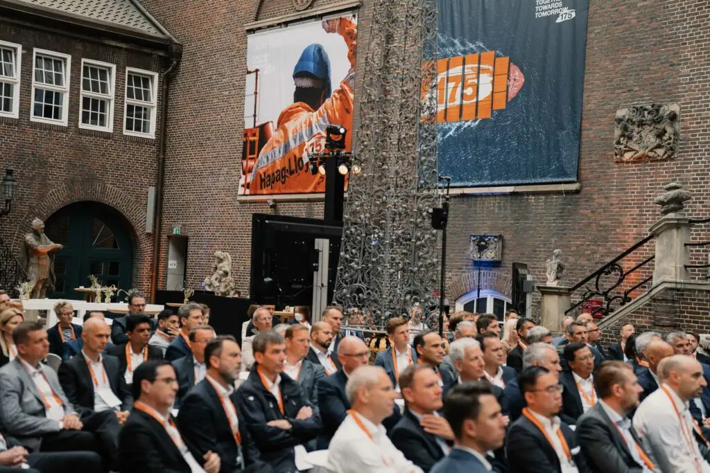 Publikum Konferenz Innenhof Vortrag