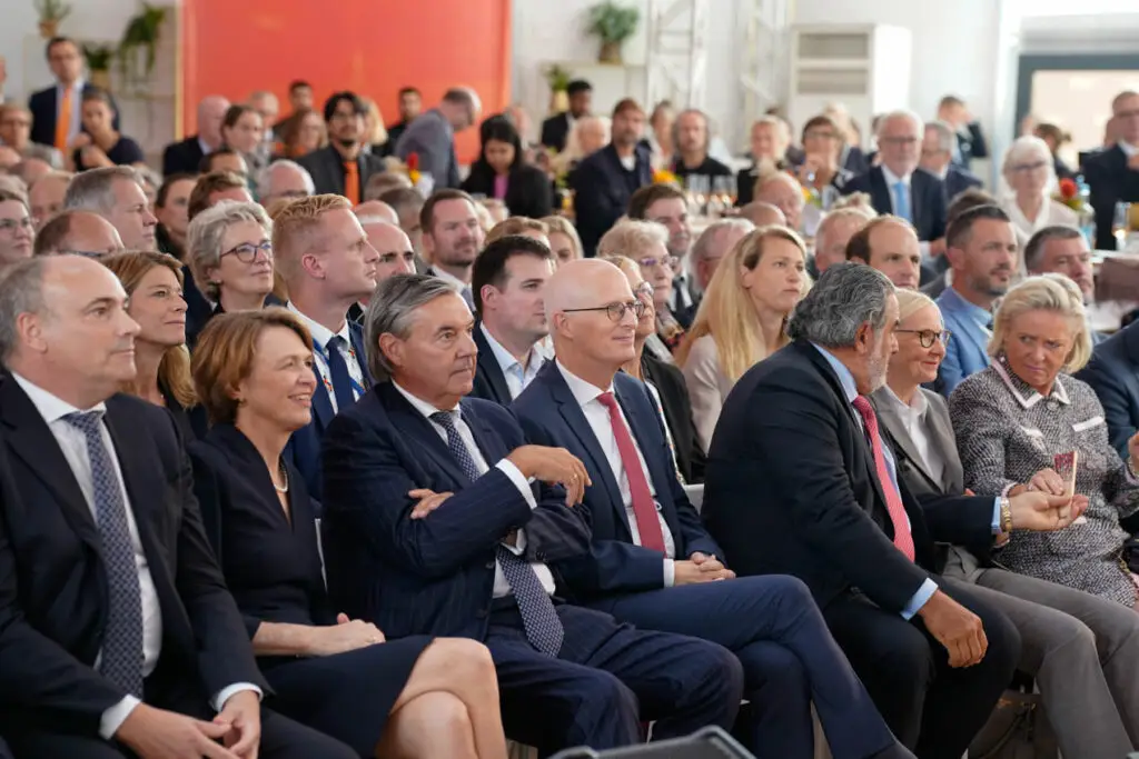Publikum sitzend Konferenz Reihen Businessanzüge